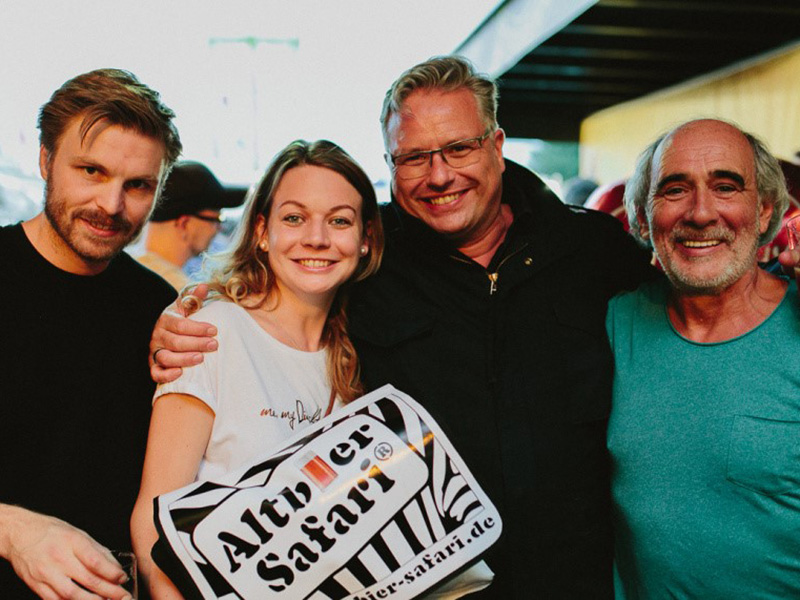 Gäste genießen gemeinsam die Altbier-Safari